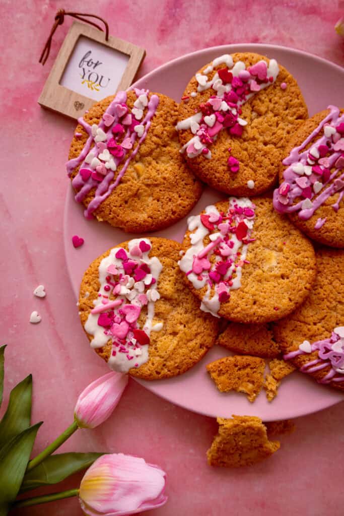Weiße Cookies mit weißen Schokochunks