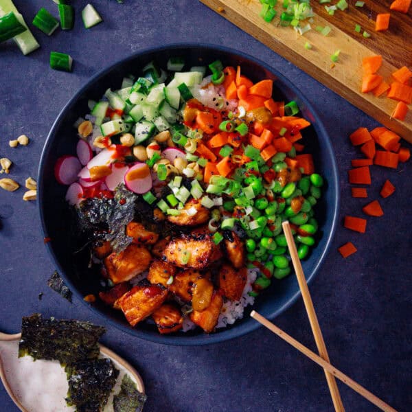 asiatische Bowl mit Lachs