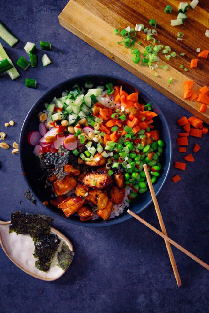 asiatische Bowl mit Lachs