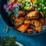 asiatische Bowl mit karamellisiertem Lachs und cremigem Erdnussdressing
