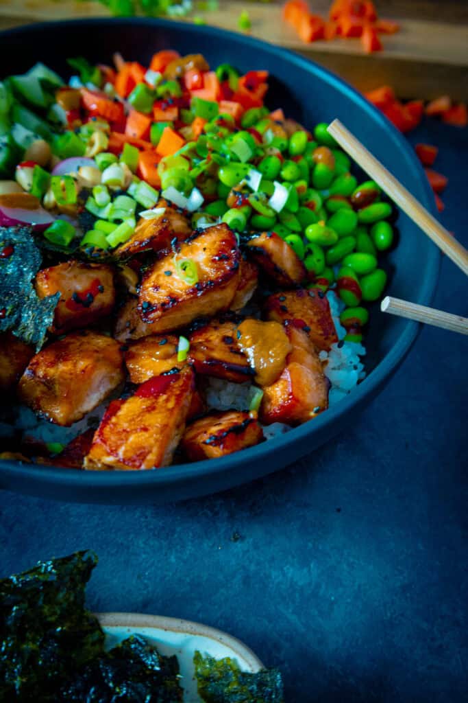 asiatische Bowl mit Lachs
