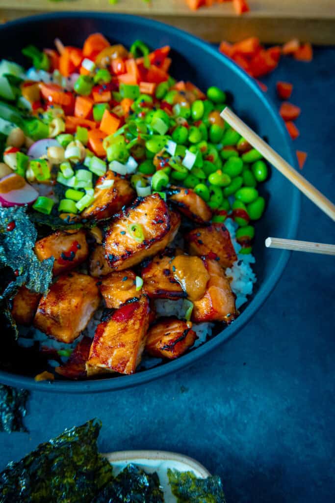 asiatische Bowl mit Lachs