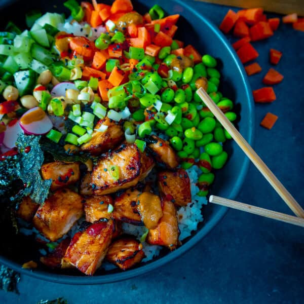 asiatische Bowl mit Lachs