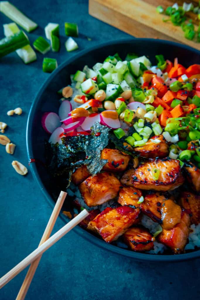 asiatische Bowl mit Lachs