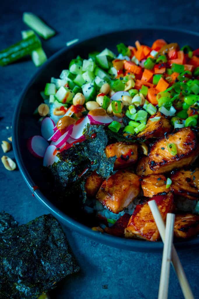 asiatische Bowl mit Lachs