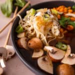 Asiatische Hühnersuppe mit Mie-Nudeln & Gemüse