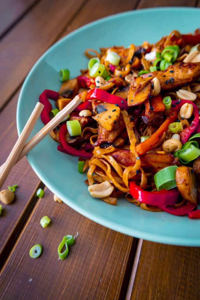 Gebratene Nudeln mit Hühnchen