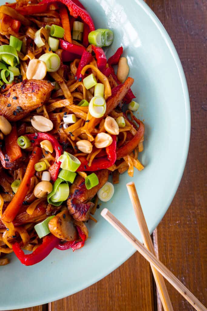 Gebratene Nudeln mit Hühnchen
