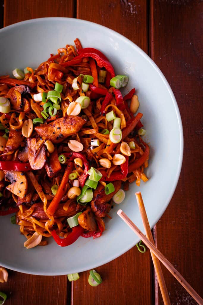 Gebratene Nudeln mit Hühnchen