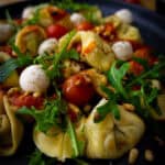Tortellini auf cremiger Tomatensauce