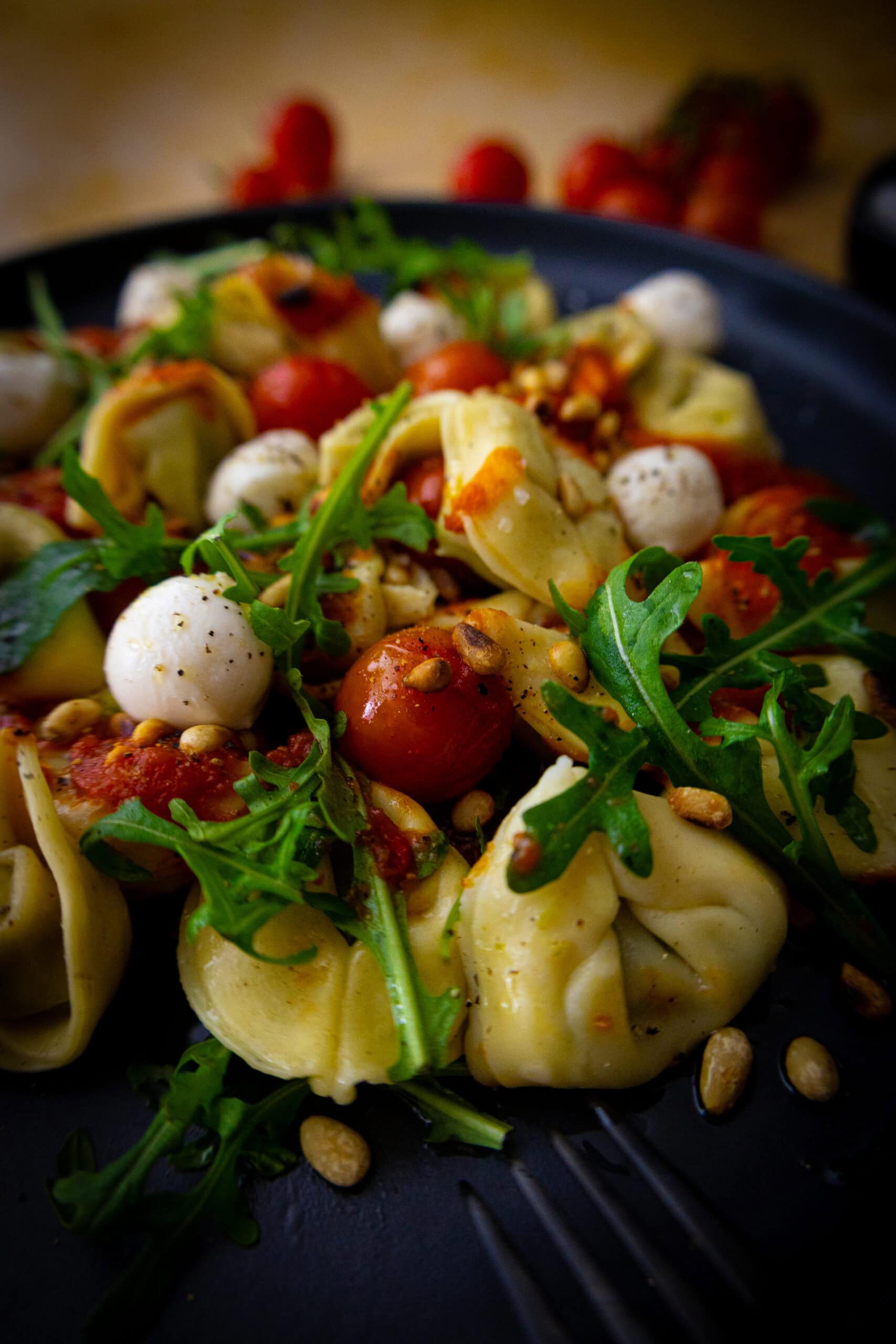 Tortellini auf cremiger Tomatensauce