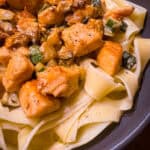 Schnelle Lachs-Bandnudeln mit Zucchini