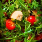 Rucola-Salat mit Tomaten und Pinienkernen