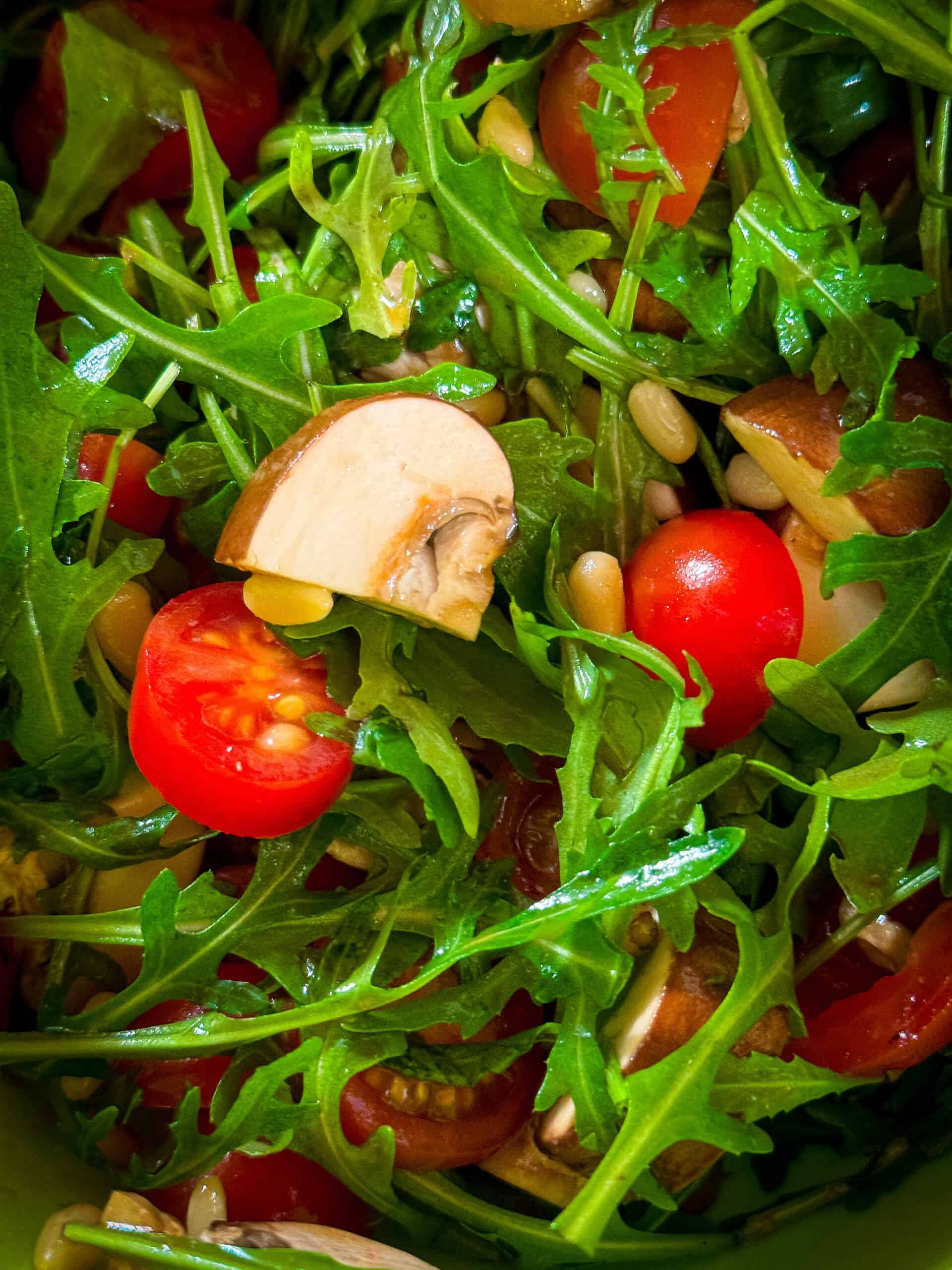 Rucola-Salat mit Tomaten und Pinienkernen