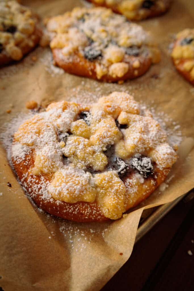 Streuseltaler mit Kirschen