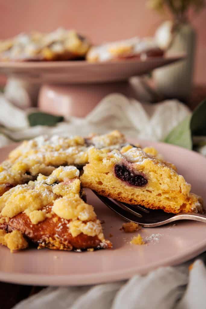Streuseltaler mit Kirschen