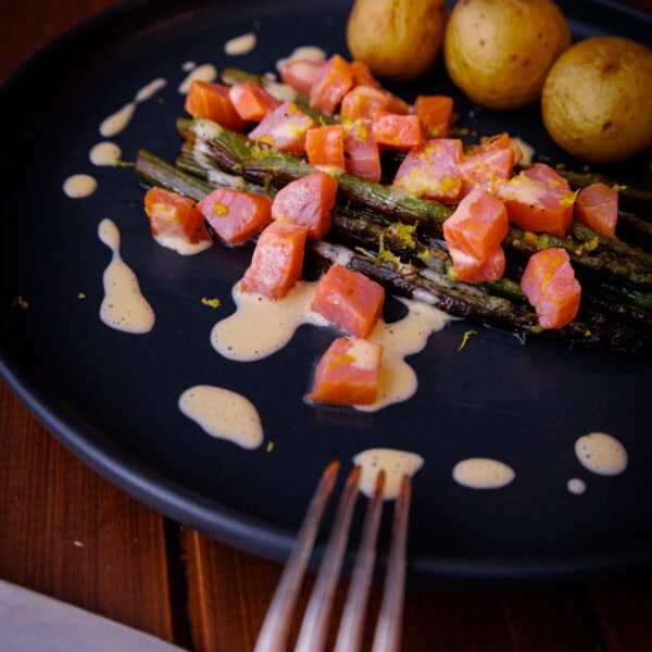 grüner Spargel mit Lachs