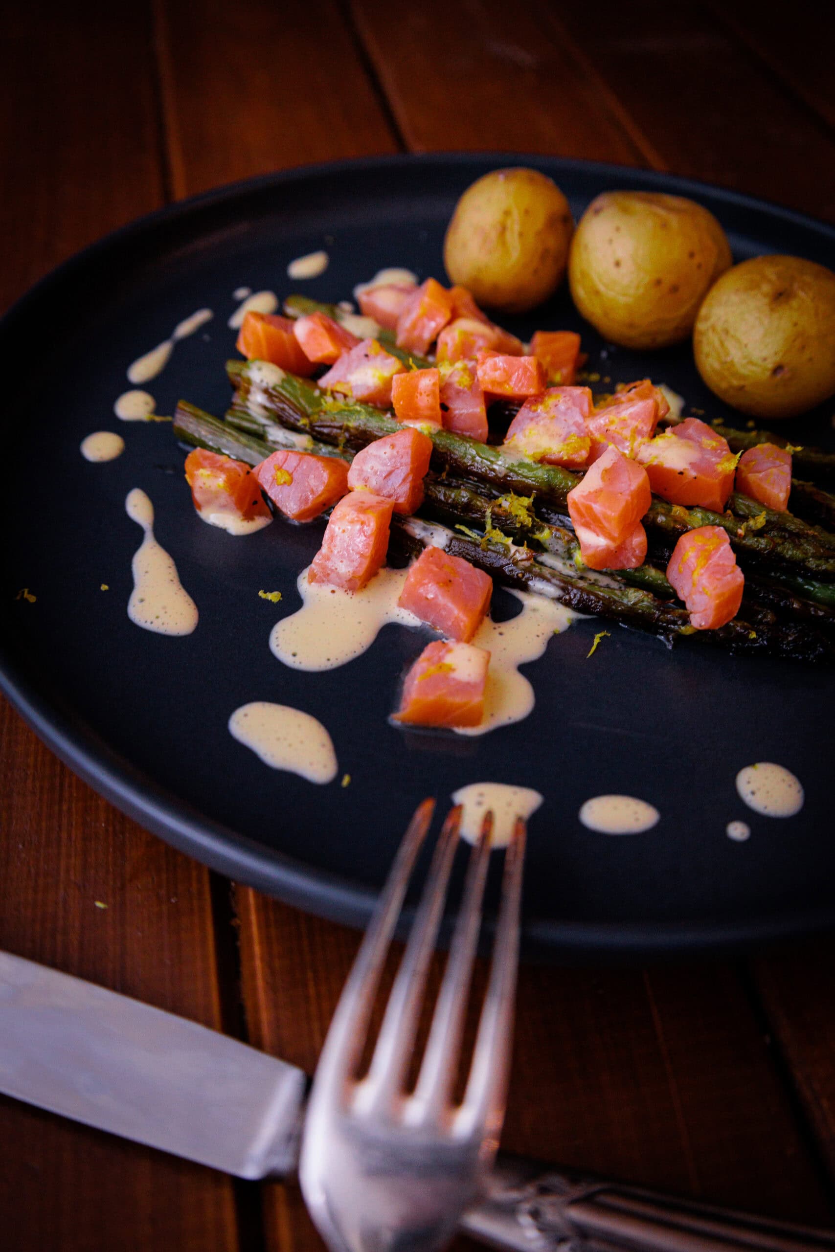 grüner Spargel mit Lachs