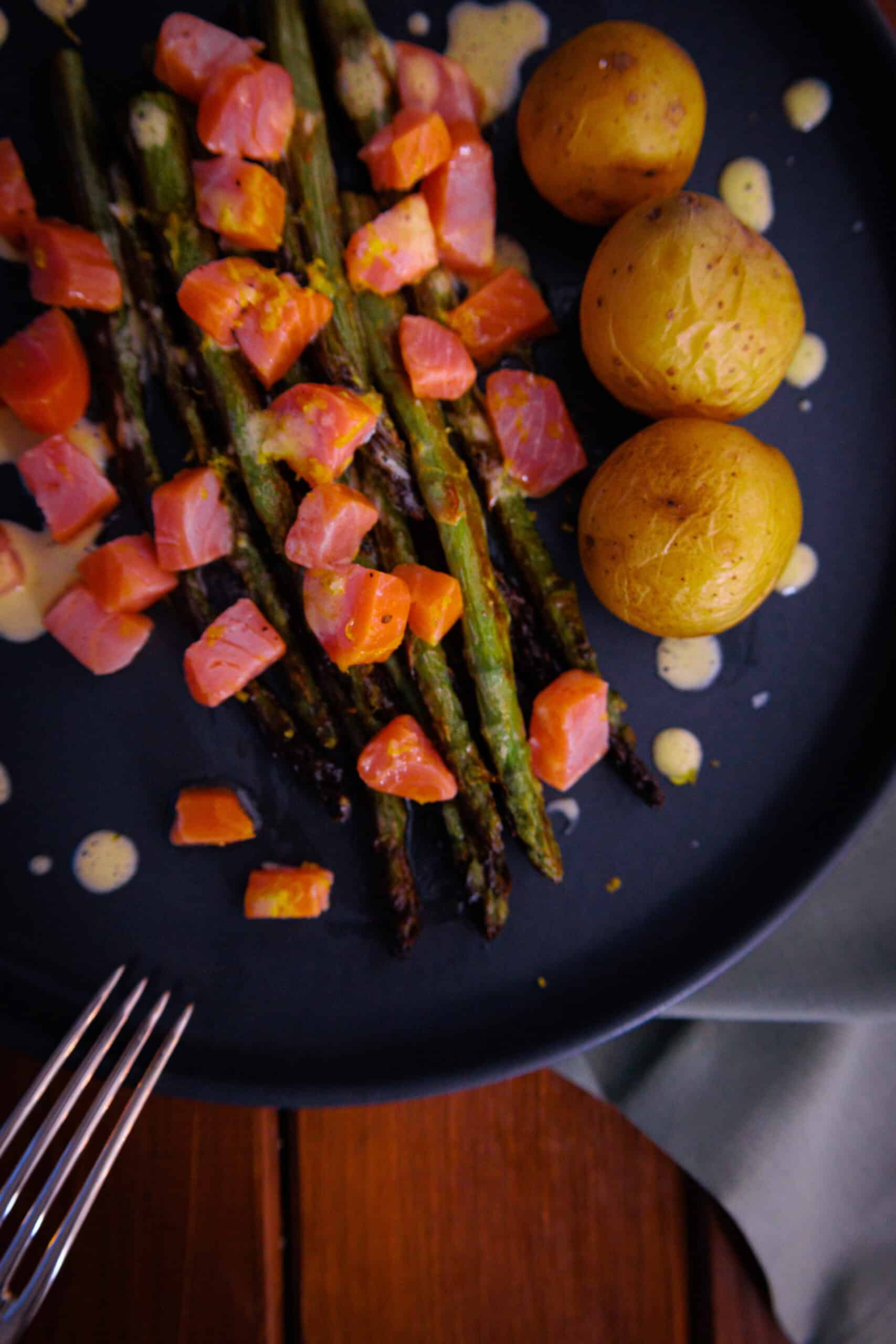 Du betrachtest gerade Grüner Spargel mit Lachs & Sauce Hollandaise – Frühlingsrezept