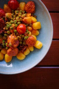 Gnocchi mit Salsiccia Erbsen & frischen Tomaten