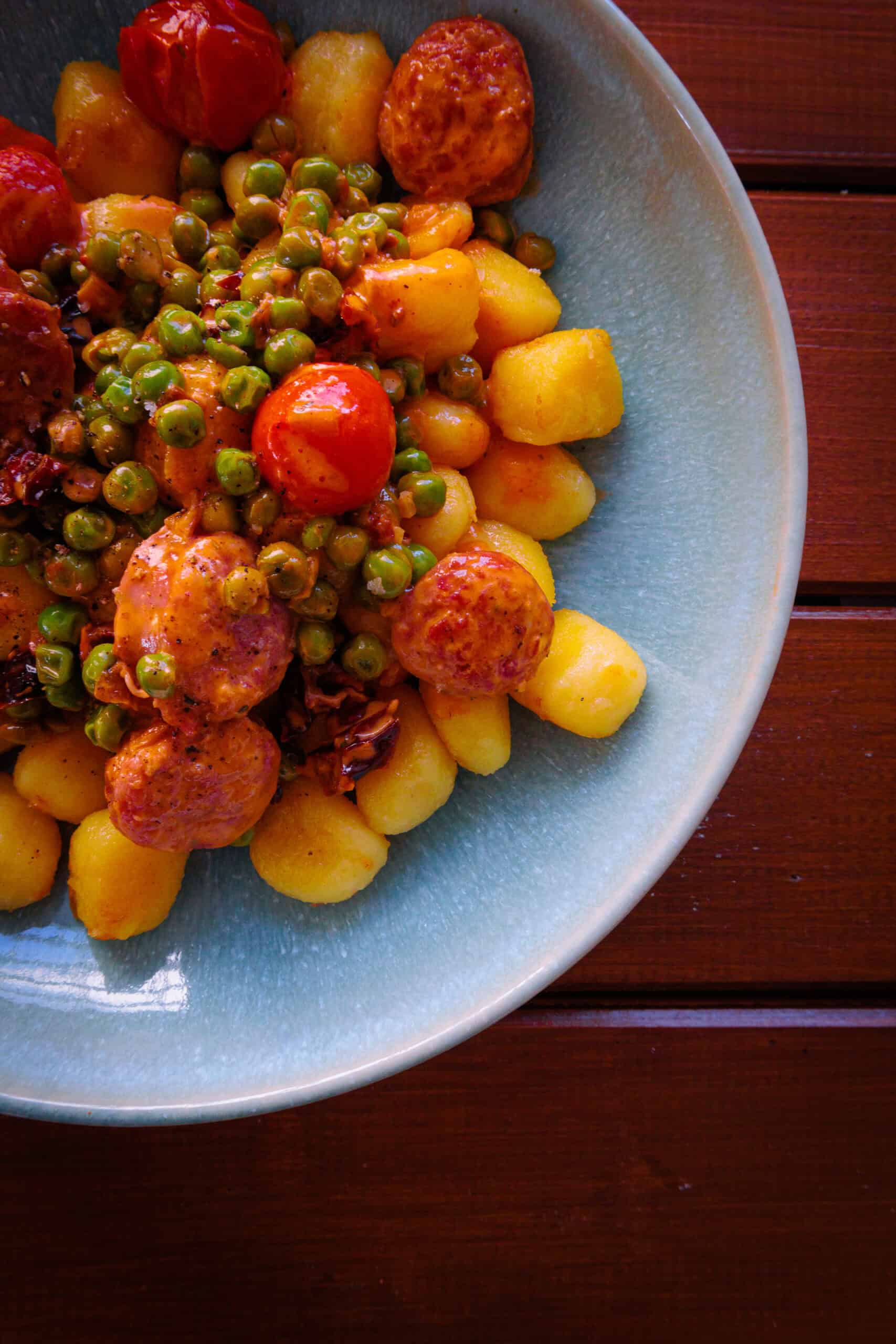 Du betrachtest gerade Gnocchi mit Salsiccia Erbsen & frischen Tomaten