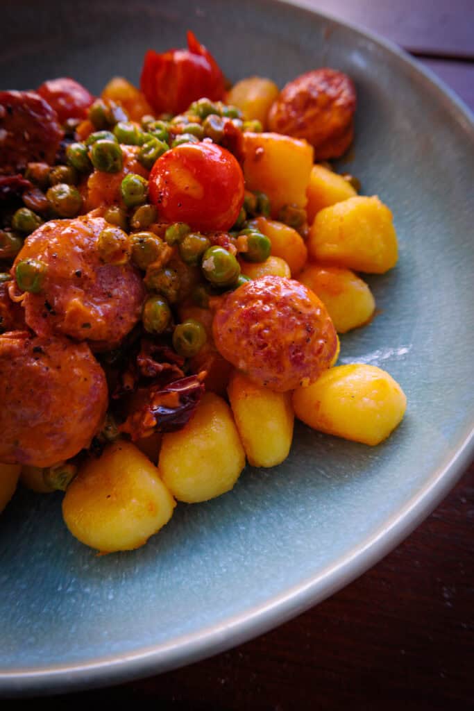 Gnocchi mit Salsiccia, Erbsen & frischen Tomaten
