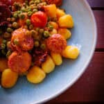 Gnocchi mit Salsiccia, Erbsen & frischen Tomaten