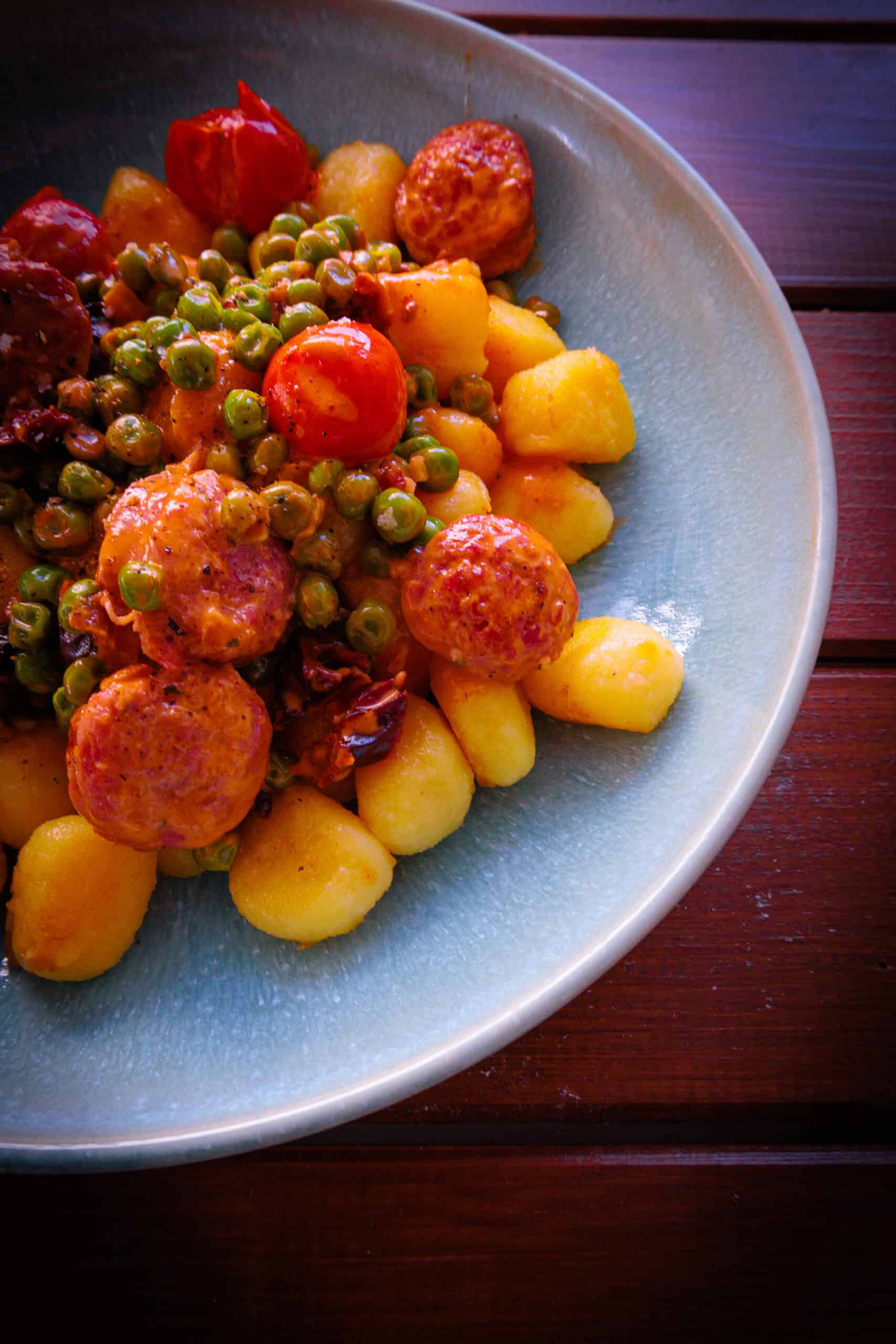 Gnocchi mit Salsiccia, Erbsen & frischen Tomaten