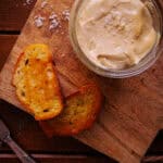 Aufgeschlagene Nussbutter mit Knoblauch