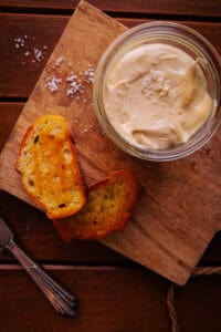 Aufgeschlagene Nussbutter mit Knoblauch