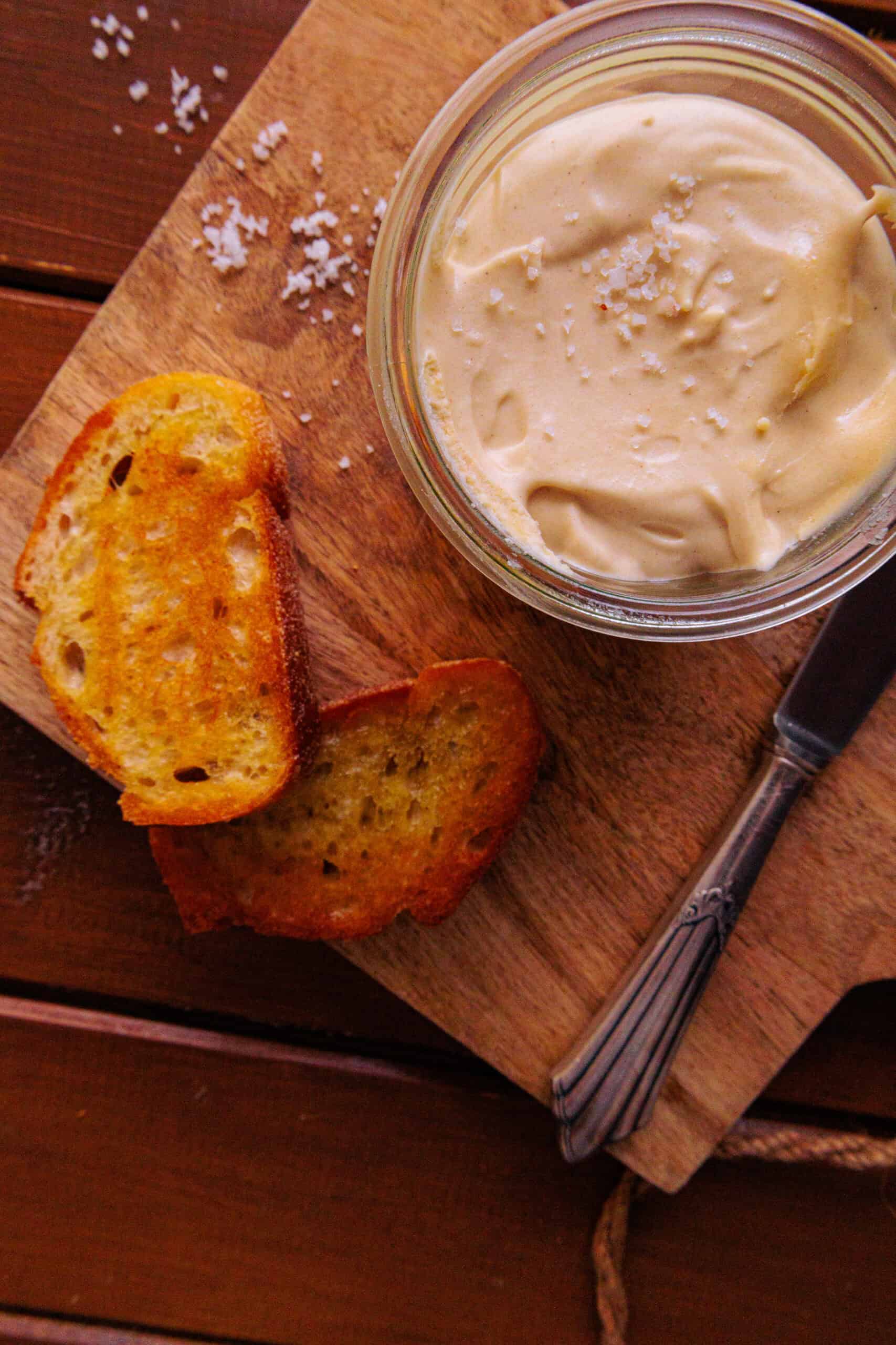 Aufgeschlagene Nussbutter mit Knoblauch