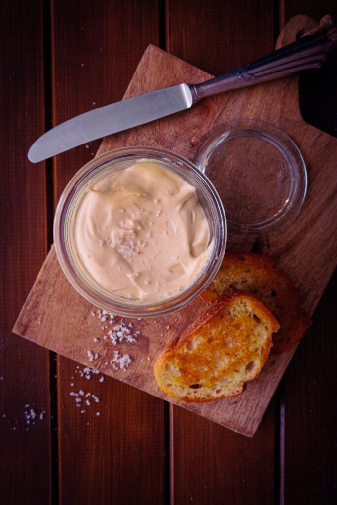 Aufgeschlagene Nussbutter mit Knoblauch