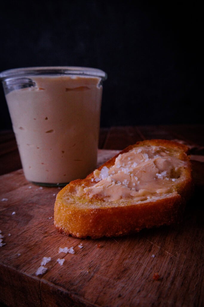 Aufgeschlagene Nussbutter mit Knoblauch