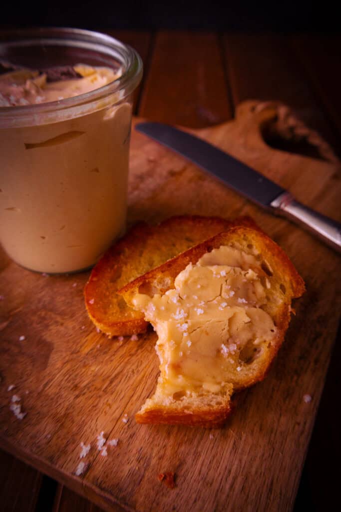 Aufgeschlagene Nussbutter mit Knoblauch