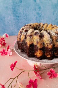 Marmorkuchen mit Kirschen