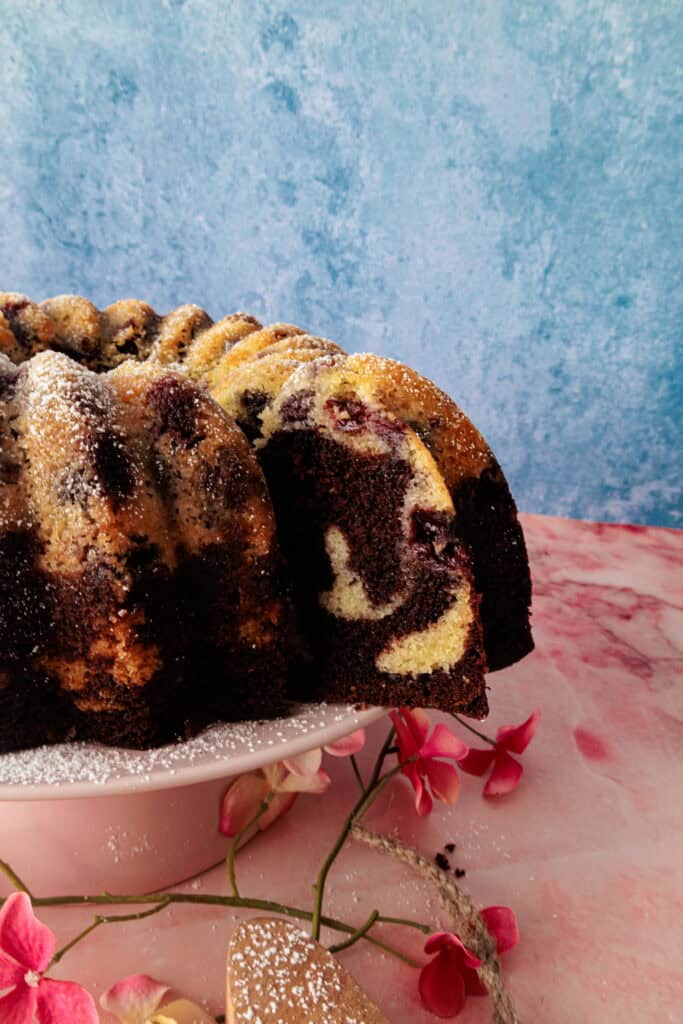 Marmorkuchen mit Kirschen