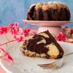 Marmorkuchen mit Kirschen