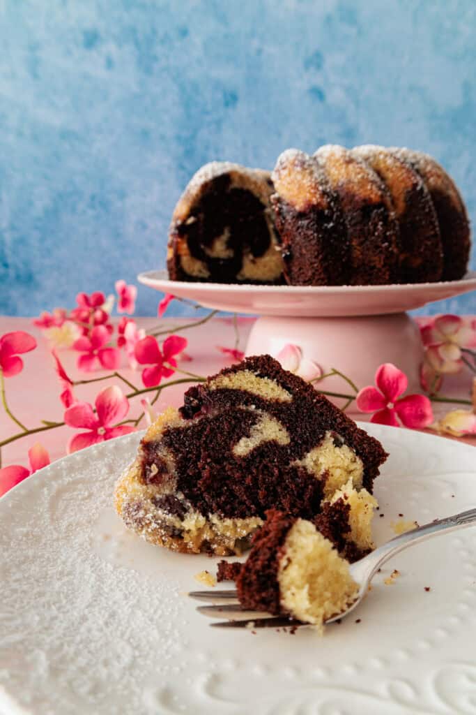 Marmorkuchen mit Kirschen