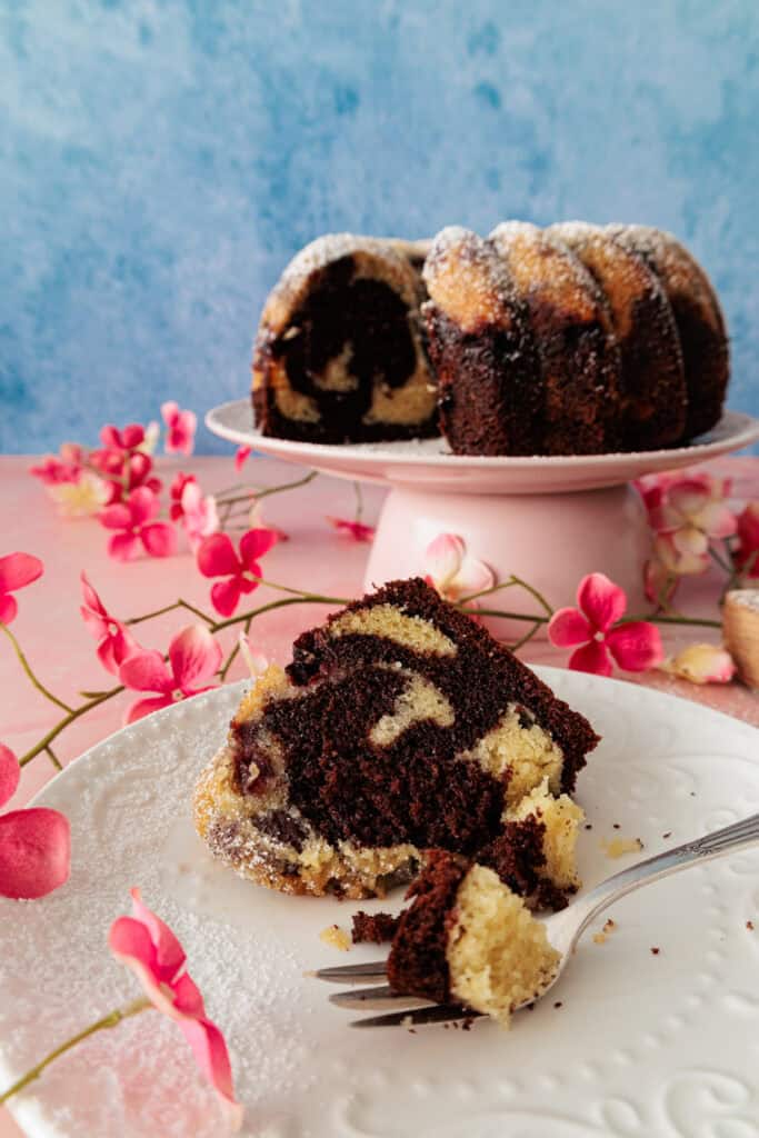Marmorkuchen mit Kirschen