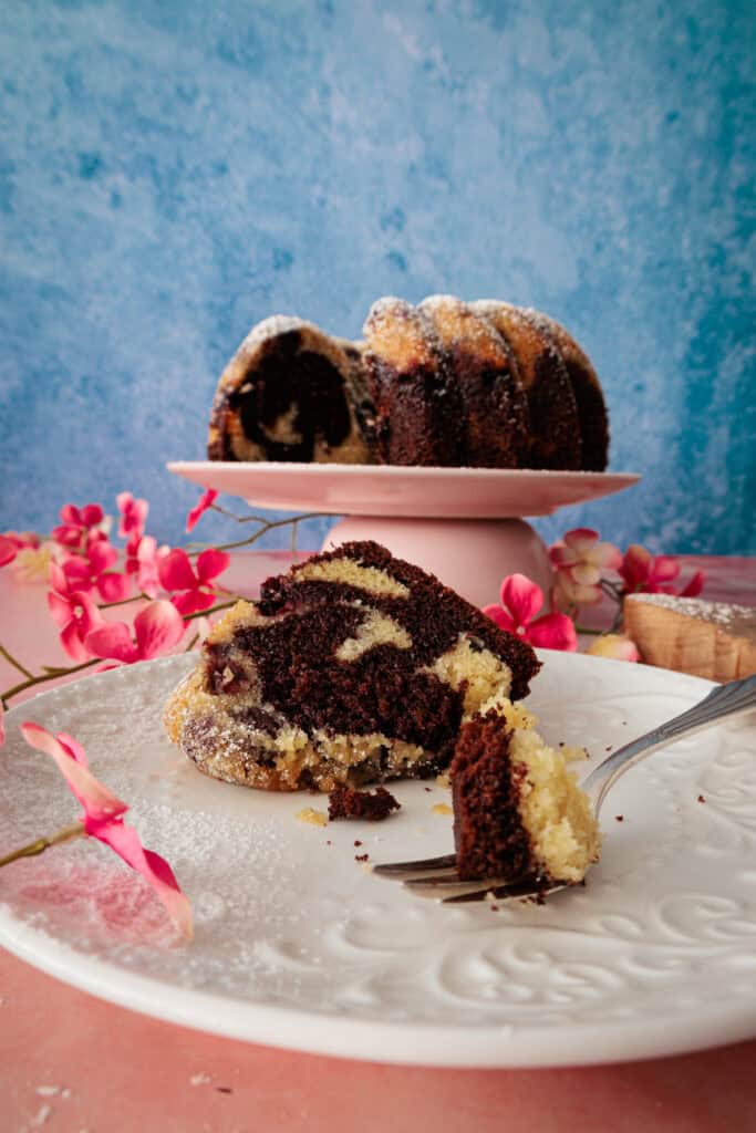 Marmorkuchen mit Kirschen