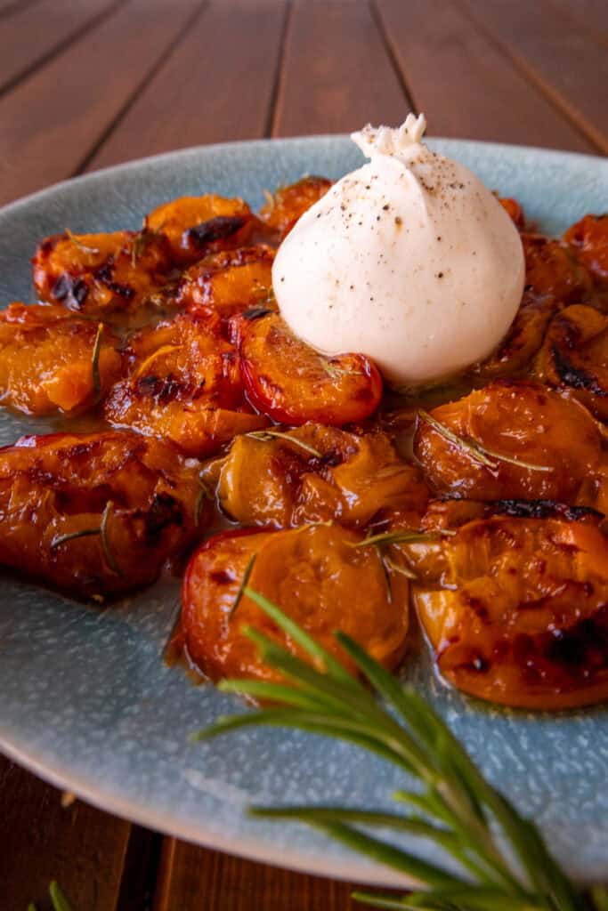Ofenaprikosen mit Burrata