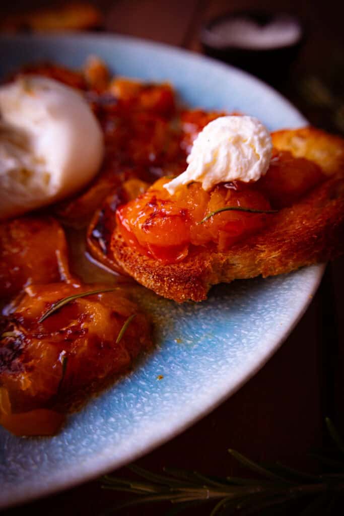 Ofenaprikosen mit Burrata