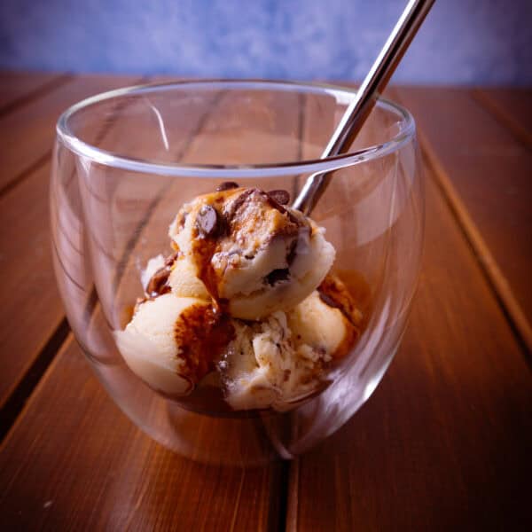 Eiskaffee mit Snickers-Eis