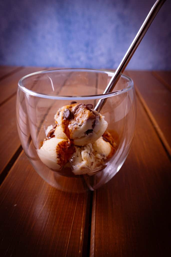 Eiskaffee mit Snickers-Eis