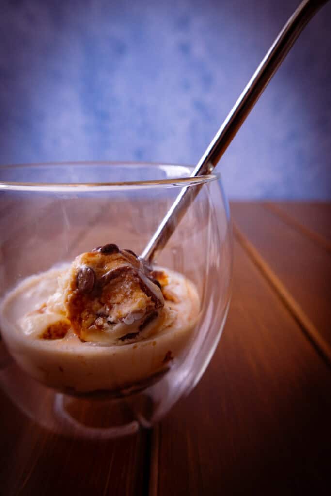 Eiskaffee mit Snickers-Eis