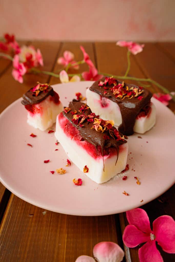 Gefrorene Joghurt-Himbeer-Bites mit Schokolade