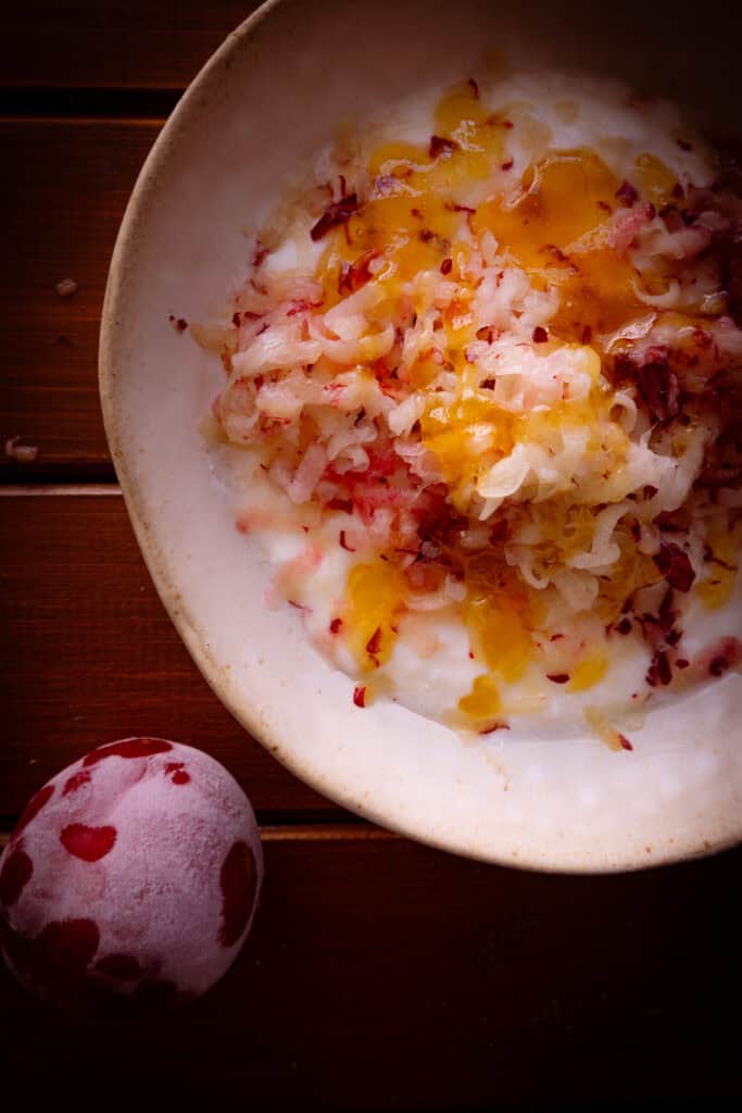 Gefrorener Pfirsich mit Joghurt und Honig