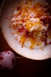 Gefrorener Pfirsich mit Joghurt und Honig