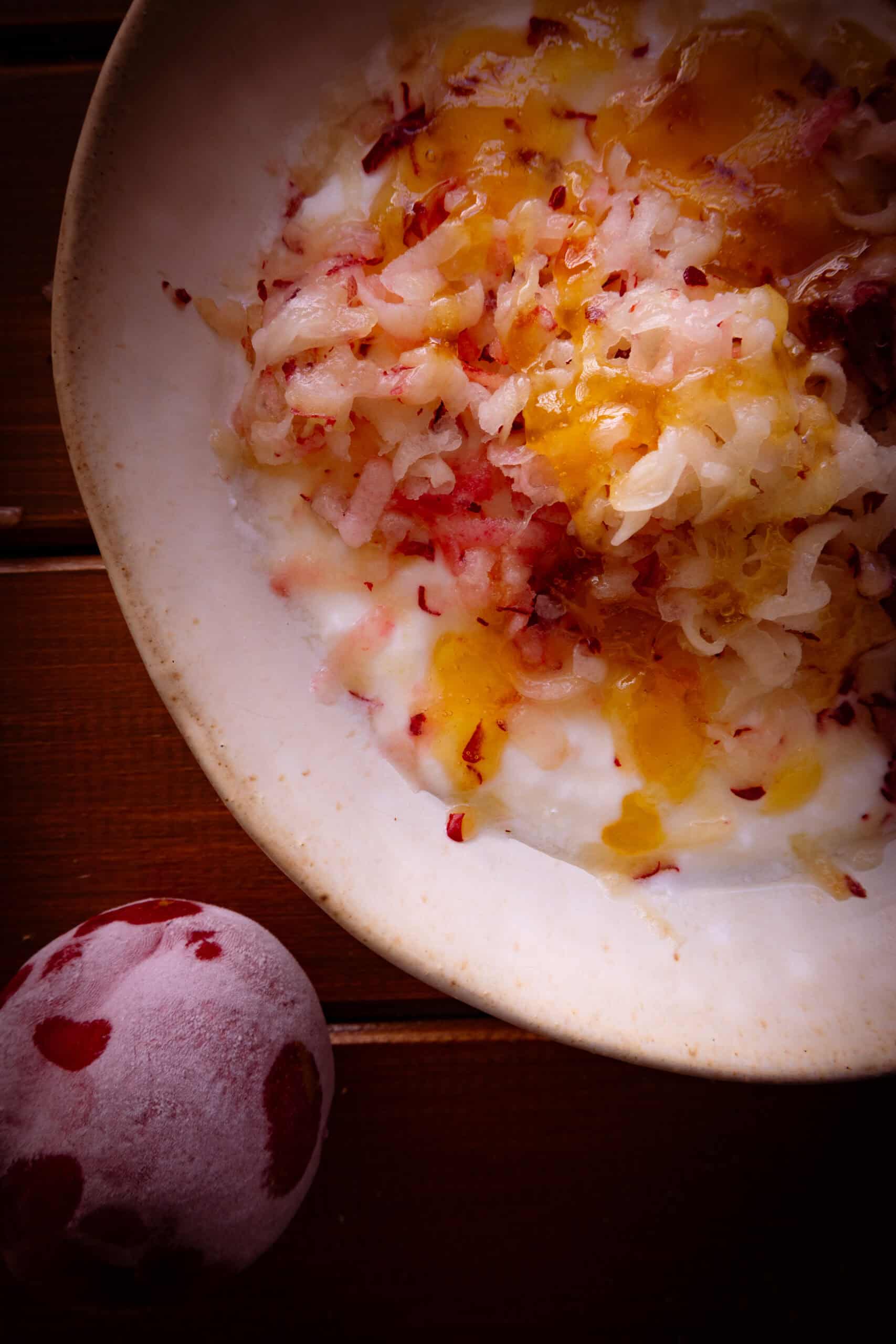Gefrorener Pfirsich mit Joghurt und Honig