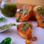 Veganes grünes Pesto